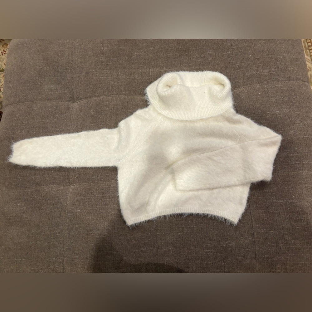 Cropped Urban Outfitters Fuzzy White Turtleneck Sweater Size XS